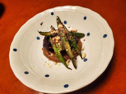 Beets, braised leek puree, charred asparagus.
