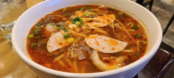 Bun bo hue (spicy beef noodles soup)