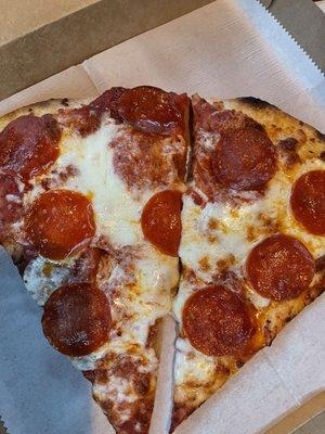 Pepperoni pizza slice