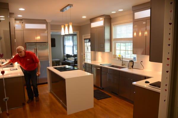 contemporary and very high gloss, quartz countertops