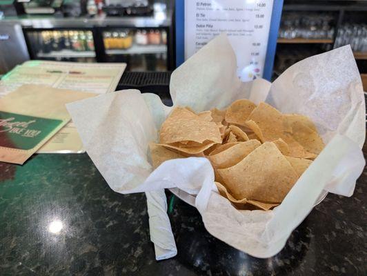 15 mins in.... Chips? Sí. Water or acknowledgement I want to place an order? No. That's unusual here.