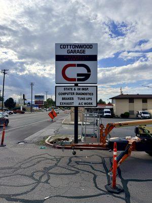 Cottonwood Garage sign and some services