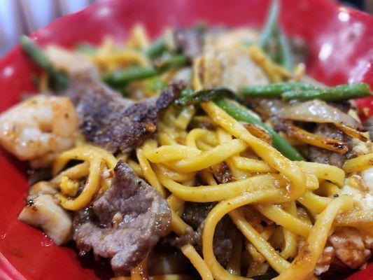 Io mein, mushrooms, onions, green beans, green onions, WIIIILD beef, shrimp.