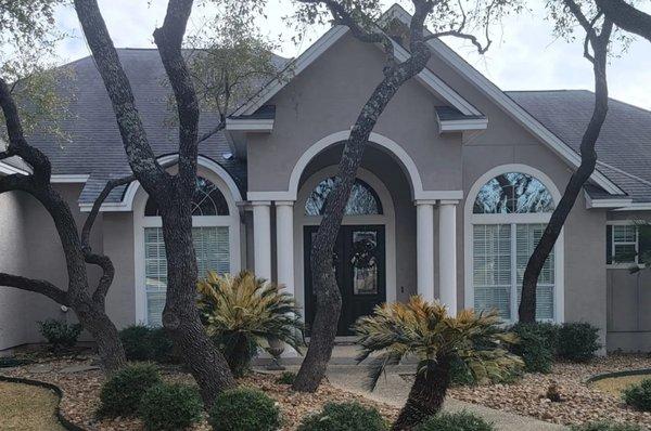 Front windows of a home. Cleaned by Gone with the Window Cleaning Company.