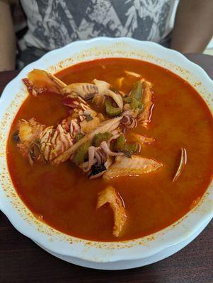 Mixed seafood soup, it's spicy but delicious.
