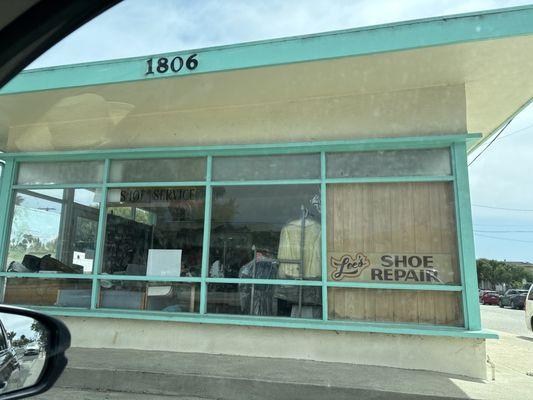 Lee's Shoe Repair