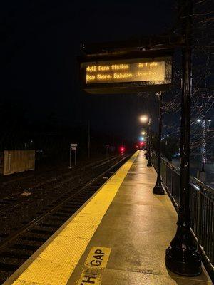 LIRR - Hampton Bays Station
