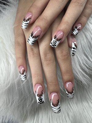 Golden nails Tempe by Lynh