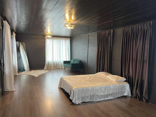 Modern, intimate Houston boudoir studio with luxe details, moody walls, and natural light designed to highlight your beauty.