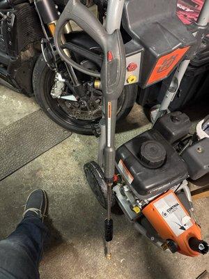 Nice long spray gun with a "dead hand" safety feature. Also towards the bottom is a place to hold different spray tips on the go!