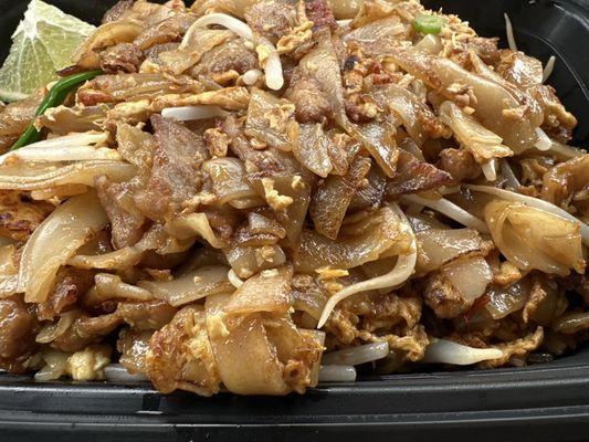 Flat rice noodles with pork