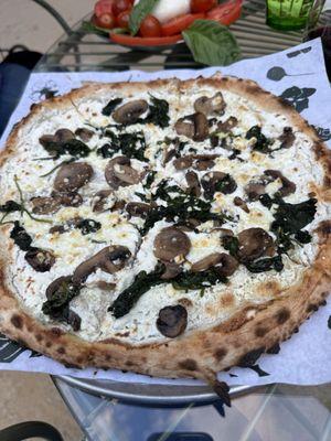 Mushrooms, Riccotta, spinach and goat cheese pizza