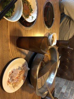 一次菜都没加过的情况下,菜和饮料都没了都没人来服务,看一眼就走,真的是第一次遇到,没下次了!