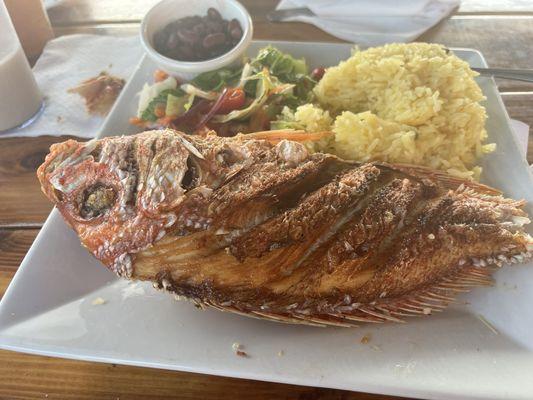 El pescado mal lavado aún tenía escamas encima estaba crudo en el centro