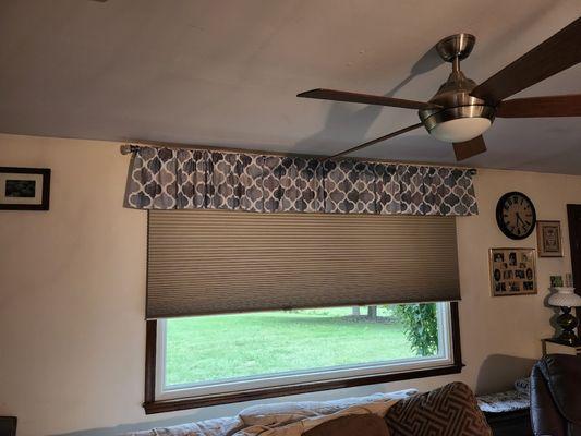 Hunter Douglas Duette® Honeycomb shade