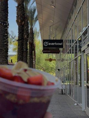 Such a clean and convenient location! Everbowl had such a modern feel!
