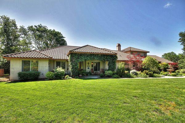Beautiful equestrian estate in Carmichael...