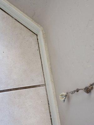 Baseboards that was dirty she told me to clean and didn't pay me.