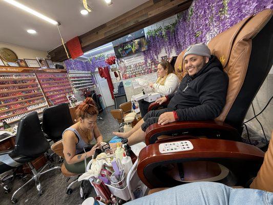 My best friends getting their nails done with me, Amy we love you!!