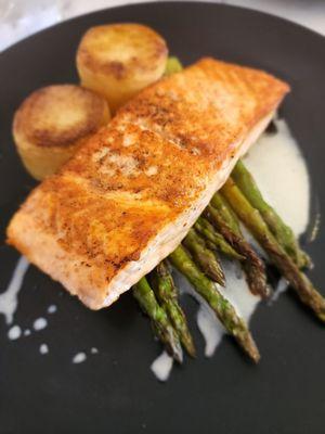 Salmon fondant potatoes and asparagus