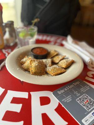 Toasted raviolis with Parmesan cheese and marinara sauce