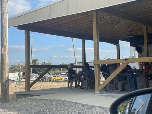 Hut Sports Bar & Grill