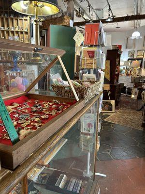 Off the Avenue Antiques & Collectibles