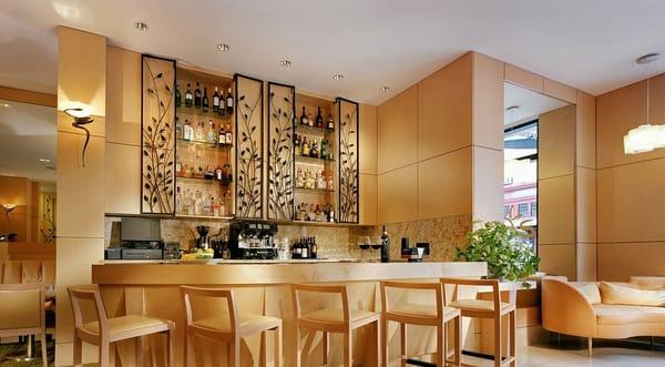 Happy Hour in Roots!