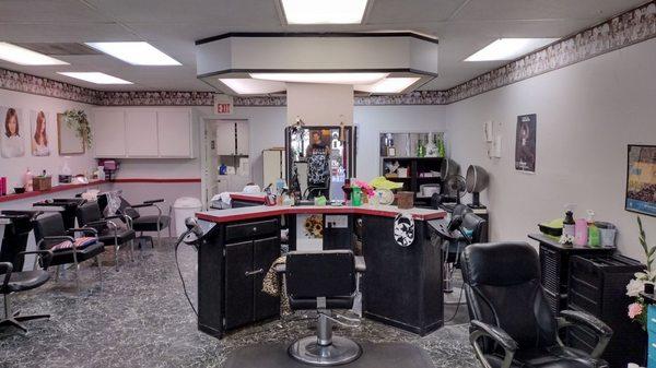I got a perfect summer haircut at Custom Cuts!