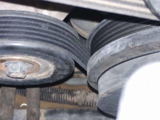 The mechanic said that he changed the serpentine belt and here you can see the missing portion in the thread. He never replaced.