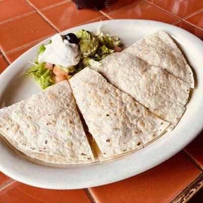 Chicken quesadilla with sour cream (extra) and Guacamole
