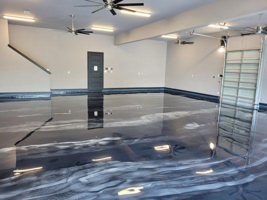 Grey / Black metallic floor
