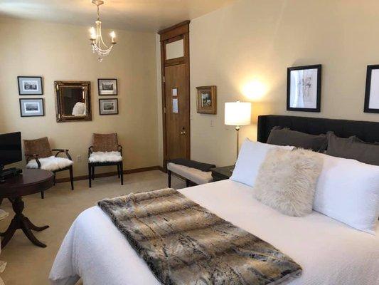 Room 6 - second floor with a city view