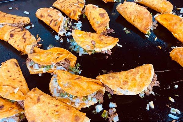 Los famosos van puros d birria y consomé