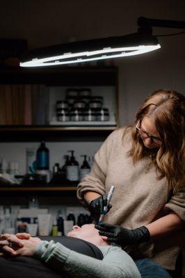 Microchanneling & Nanoneedling to drive active infredients & resurface the skin.