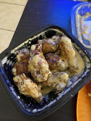 THIS LOCATION MAKES THE BEST WINGS AND STUFF CRUST PIZZA EVERRRRR