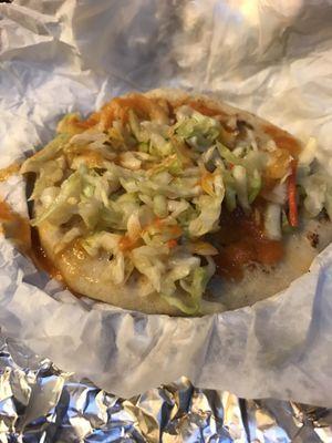 Pupusa de frijoles, queso y puerco