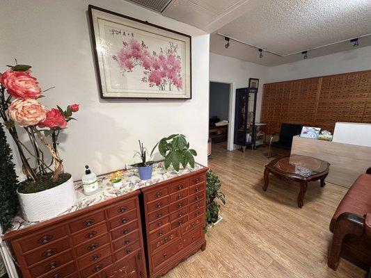 Waiting area in the front entrance area