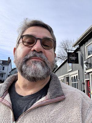 Beard to up with Dee