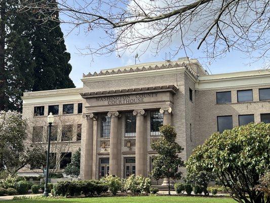 The front court of the Washington County Courthouse. Cool garden frfr