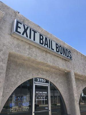 Local and and fast bail bond service.