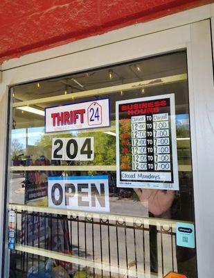 10am-7pm everyday except closed every Monday