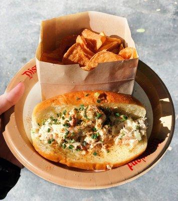 Lobster Roll w/ side of Chips
