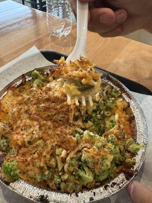 Mac and cheese with broccoli and jalapeño