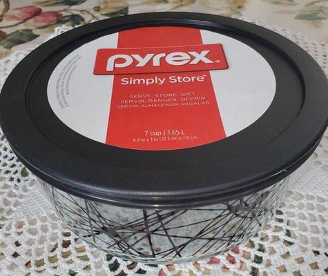 I love Pyrex! Found this gem for $7 today.