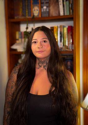 From Kansas City, Missouri, Bailey is a licensed barber who has been crafting classic and contemporary styles for years. With a keen eye for