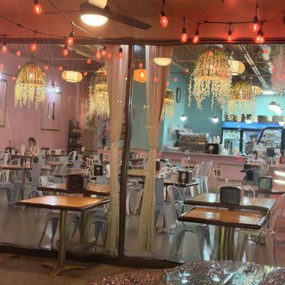 Adorable pink, blue, tropical kind of theme with pink patio lights~ nice touch to have outdoor tables:)