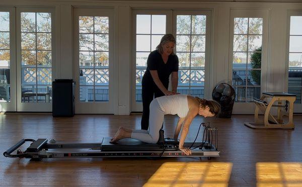 Kneeling abdominal series with hands-on, personalized feedback