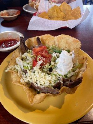 Lunch taco salad fajita steak