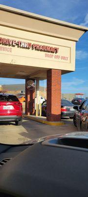 Drive thru lines... No sign indicating the "full-service" is now COVID-19 Testing only.